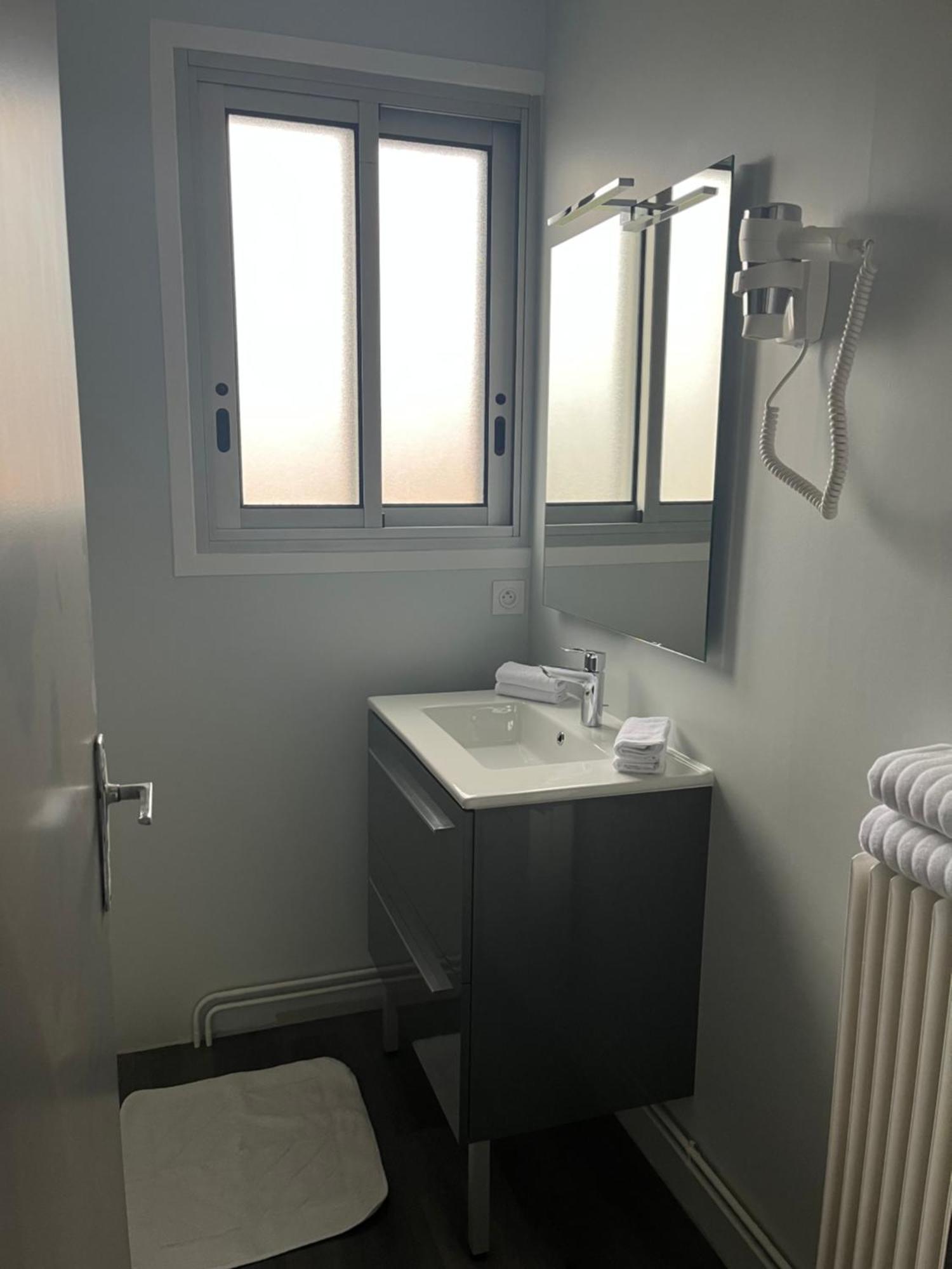 Maison Renovee Avec Garage Et Jardin, Proche Centre - *